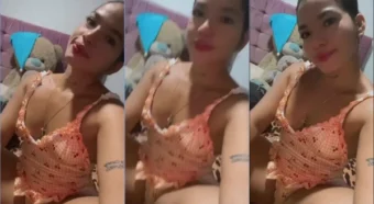 Daniela Camargo fazendo um charminho com aquele sorrisinho atrevido