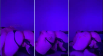Fada branquinha, toda cheia de charme, se preparando para ter um momento bem gostoso