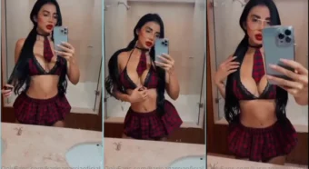 Karina Garcia, essa morena jovem, tá irresistível com uma saia xadrez vermelha bem sexy!