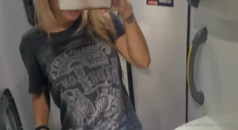 Pietra Principe desce a calcinha e grava a xoxota molhadinha