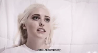 Sexo legendado com um tarado se divertindo com a novinha que não vê nada!
