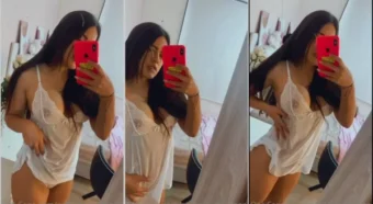 Antonia Martinez, uma morena deliciosa e novinha, está se divertindo sozinha