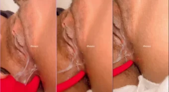 Bella Doll com a buceta toda molhadinha de desejo