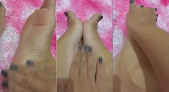 Cami Brito, toda charmosa e ousada, mostrando os pezinhos!
