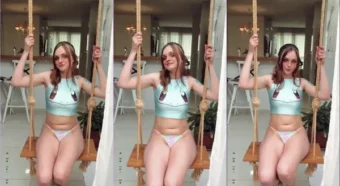 Ivy Moon dando uma rebolada de calcinha no balanço