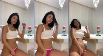 Karen Facundo de calcinha rosa e blusa branquinha se divertindo na diversão a la siririca