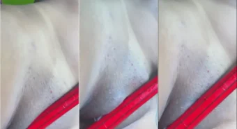 Kinha Souza, toda ousada, com a calcinha ressaltando a pepeca