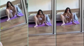 Larissa Duque se contendo ao se divertir diante do espelho