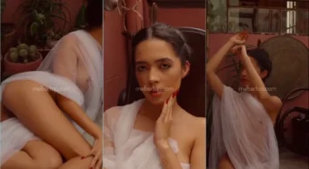 Mel Bertoja peladona, toda safada, se divertindo com a mão naquilo!