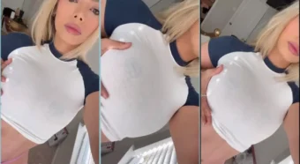 Ruby Main, a loira irresistível, se acariciando de um jeito bem ousado