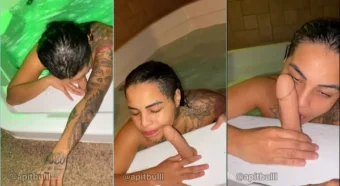 Uma Pitbull toda tatuada, safadinha, se exibindo nua na banheira no vídeo