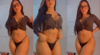 Victoria Matosa mostrando seu bundão voluptuoso só de calcinha fio dental