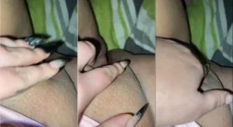 Vídeo picante com a Ruivinha420 se divertindo com a xoxota molhadinha