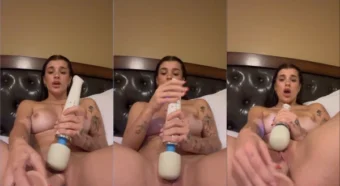 A incrível Ari Kytsya se divertindo com um consolo, mandando ver na playboy