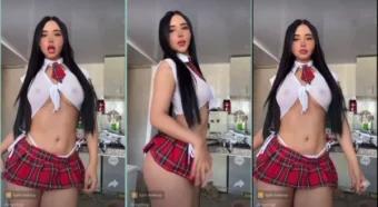 Angelarodriguezzz toda de colegial, dando uma mostra sexy!