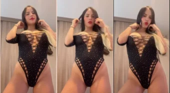 Blue Catalina, uma novinha latina maravilhosa de maiô preto, se jogando na dança!
