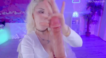 Cherry Crush se divertindo com um baita peitão de borracha!