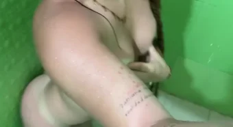Dahia Jaramillo fez um vídeo bem safadinho, pelada, enquanto tomava banho