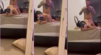 Gabi Saleh deitada de barriga pra baixo com a bunda pra cima, se jogando na diversão