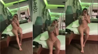 Gabi Tamiris nua na frente do espelho do motel