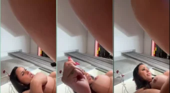 Jessica Minassian soltando gemidos bem altos enquanto se agradava