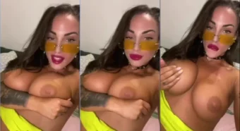 Medusa bombada toda latina se acariciando com carinho
