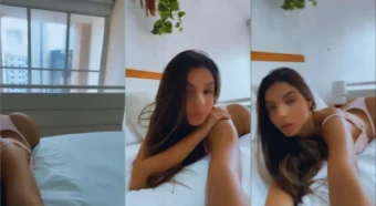 Moreninha esticada de barriga pra baixo, se mostrando
