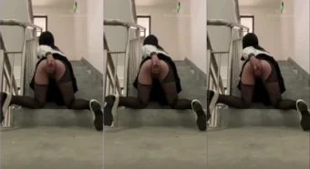 Ruanruanjiang99, a safadinha, foi flagrada de quatro na escada do prédio se divertindo com o brinquedinho na periquita