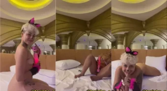 Torinha se joga com tudo no consolo delícia!