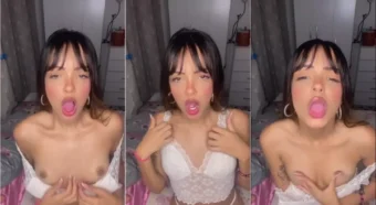 A Isis Arajo deixou os peitos à mostra, puxando a calcinha e apertando eles com vontade