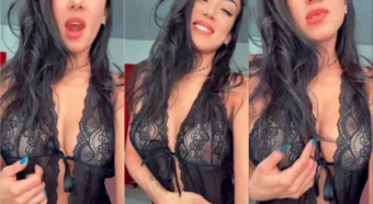 Amanda Albuquerque dando um sorrisinho safado enquanto provoca
