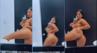 Andreamolina, toda gostosa e sem roupa, se admirando na frente do espelho