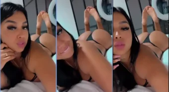 Andreamolina toda safadinha, deitada de barriga pra baixo