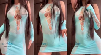 Angel_loovee aparece nesse vídeo com um vestido bem transparente que deixa tudo à mostra