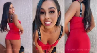 Cah Inacio, morena cheia de charme do OnlyFans, fazendo suas exibições pra lá de sensuais