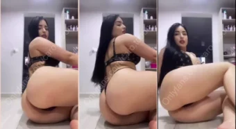 Carolina Tobon, largadinha, abrindo as pernocas pra dar aquela provocada
