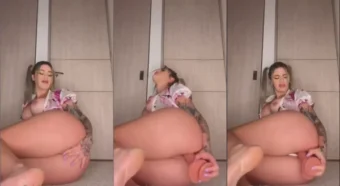 Cintia Cossio, com seu corpão incrível, se divertindo com a própria satisfação