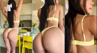 Jepinzon, com um corpão de dar inveja e uma bundinha redonda que fica ainda mais sexy com calcinha
