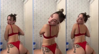 Mia, lindona com uma bundinha redonda e tatuada, arrasando na pegada