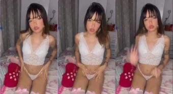 Rolou um vídeo de uma morena ousada quase sem roupa, deitando na cama