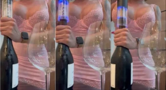 A linda esposinha Dessinha, toda provocante, saboreando um copo de vinho