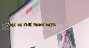 Amiichan, a nerdão dos games, tá lá de boas na frente do notebook