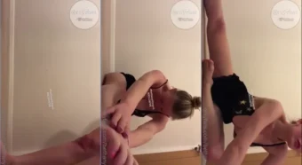 Bethanylilya se mostrando toda cheia de charme enquanto estica o corpo