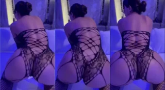 Cata Gonzalez, a amadora, se divertindo e batendo palminhas com o bumbum!