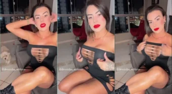 Dessinha, toda cheia de charme, dando uma provocada enquanto relaxa no sofá