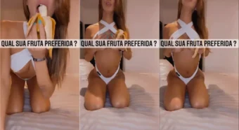 Latina exuberante de peitões se exibindo de jeito provocante