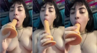 Lisa Overdrive em um vídeo se divertindo com um pau de borracha