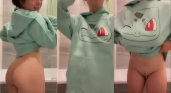 Miniloonaa levantando a blusa e revelando tudo