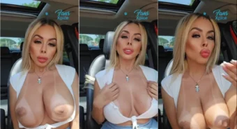 Pamelaxpice dando um rolê de carro, exibindo os peitinhos pra fora