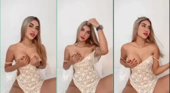 Tatiana Giraldo, bem sexy, com as mãos passeando pelos peitos